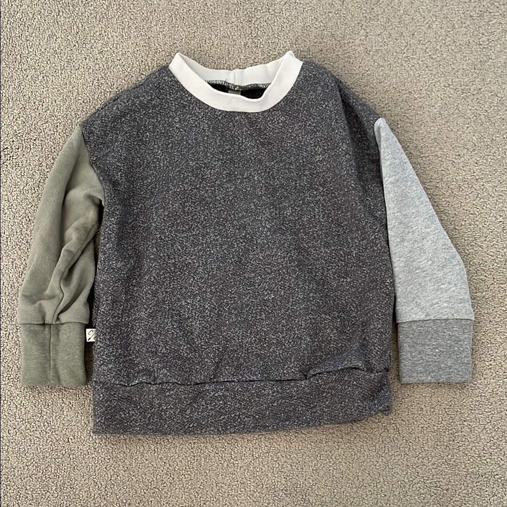 Gray and Green Colorblock Sweatshirt with Sporty Design